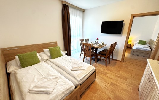 Dvojizbový rodinný apartmán Superior so spálňou, kuchynkou a dvomi kúpeľňami